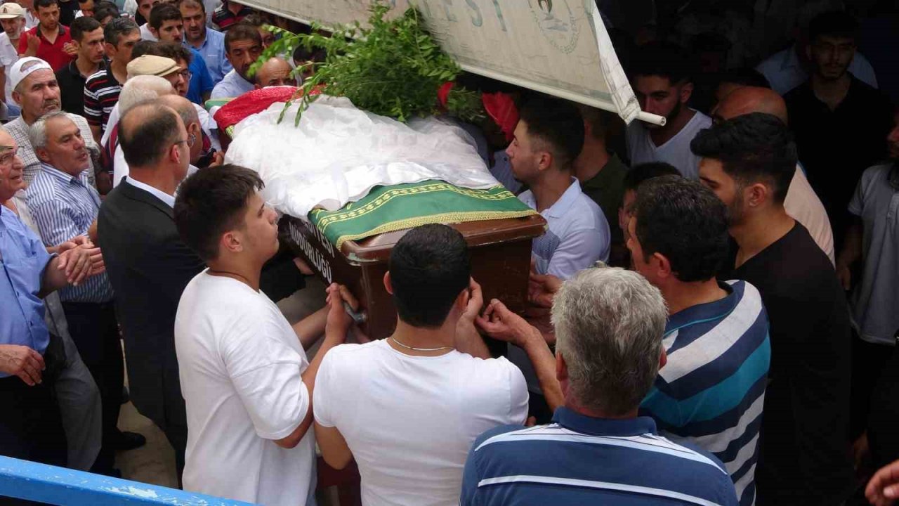 Saldırıyı önlemek isterken öldürülen Merve son yolculuğuna gelinlikle uğurlandı