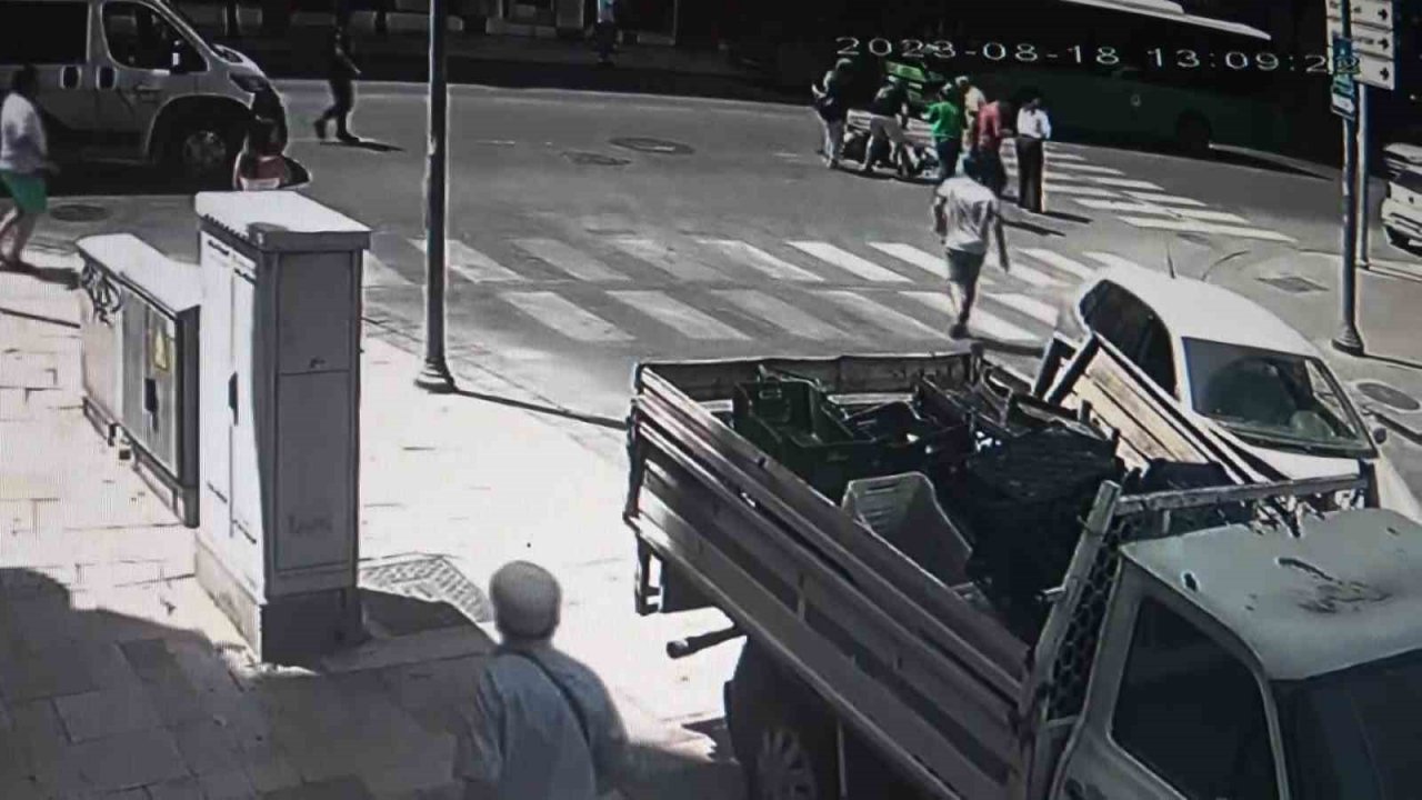 Manevra yapan otomobile çarpan motosikletli ağır yaralandı