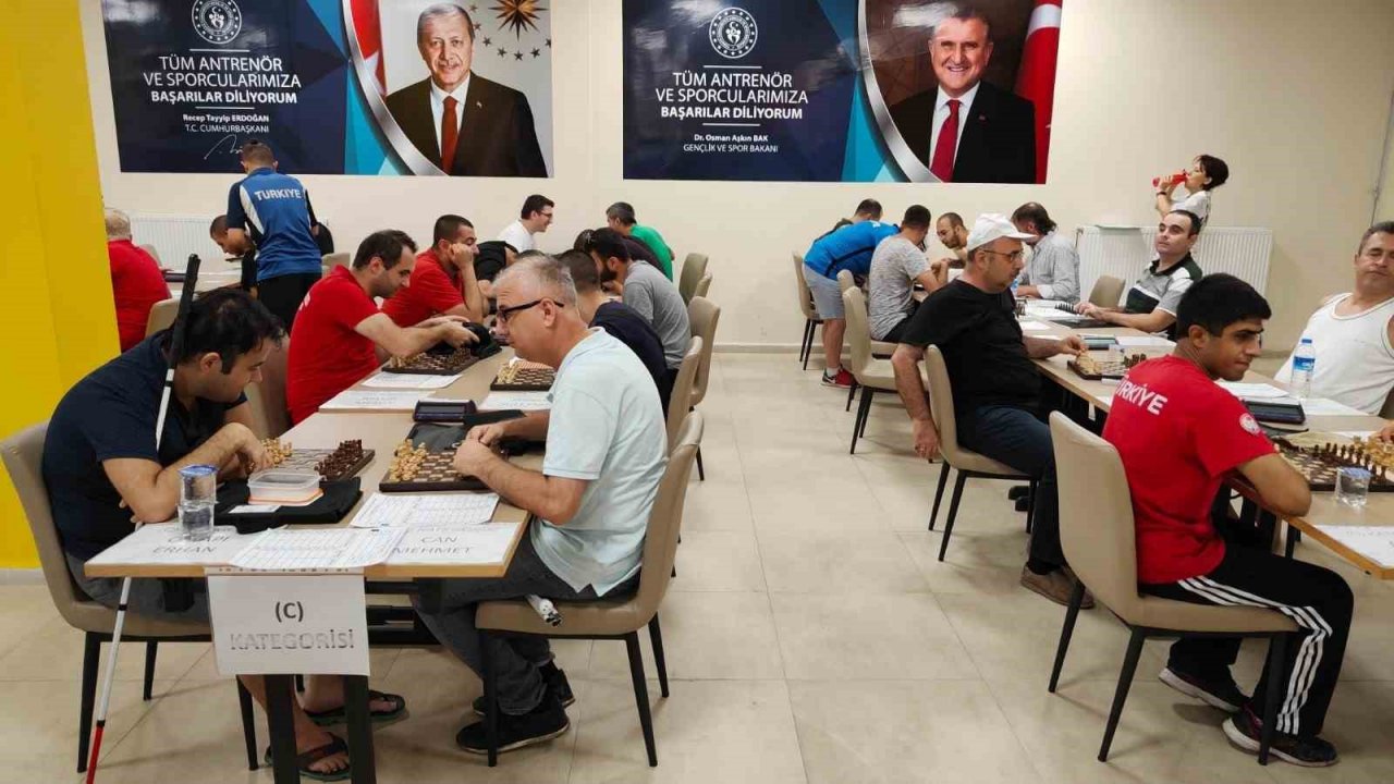 Görme engelli 451 satranç sporcusu şampiyonluk için hamlelerini yapıyor