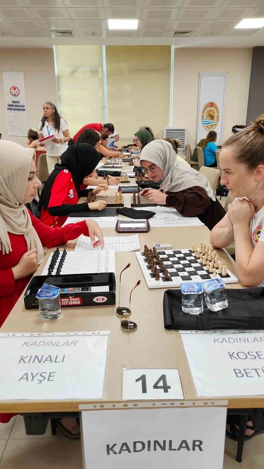 Görme engelli 451 satranç sporcusu şampiyonluk için hamlelerini yapıyor