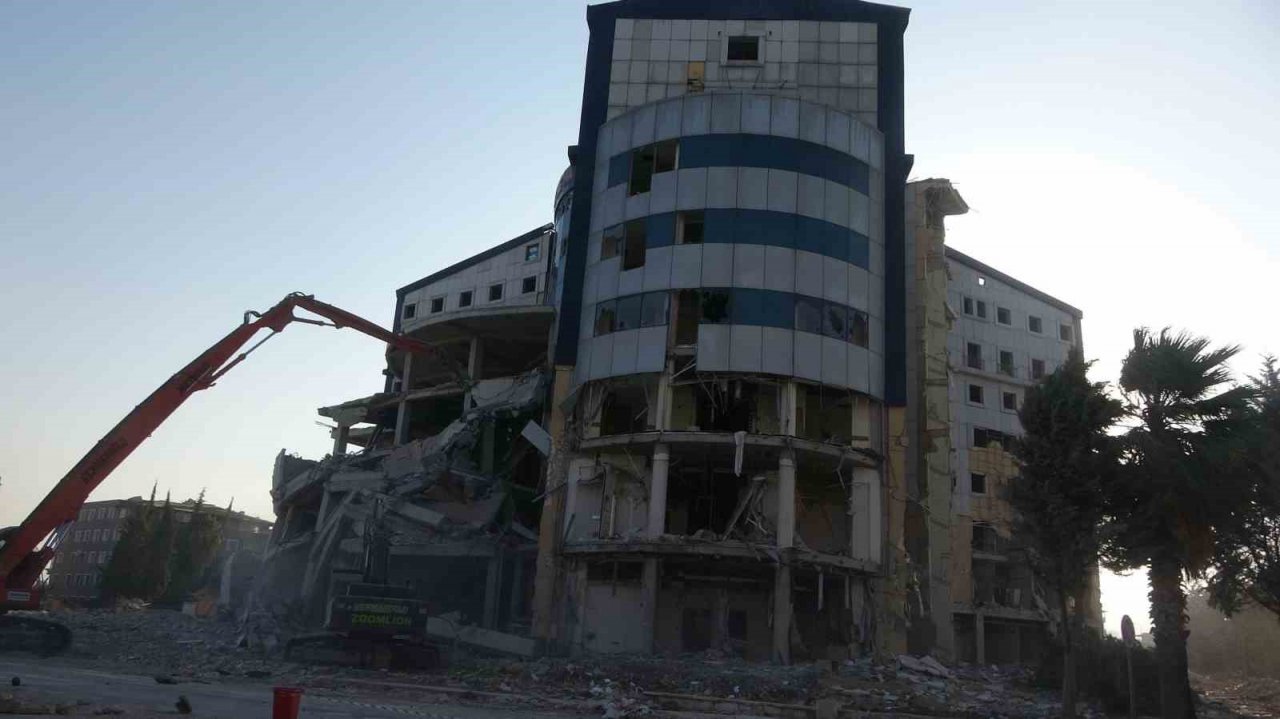 8 katlı hastane ikinci denemede yerle bir oldu, o anlar kamerada