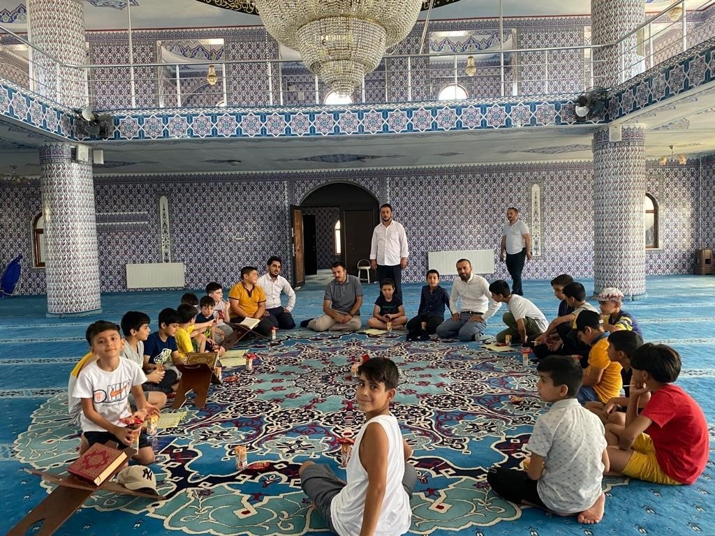 Dicle Kaymakamı Yurdagül ve İlçe Emniyetinden yaz Kur’an kursu öğrencilerine hediye