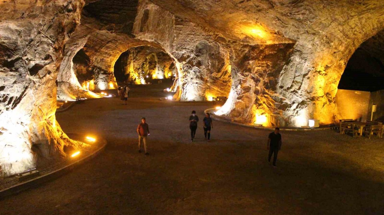 Iğdır’da vatandaşlar serinlemek için tuz mağarasına akın ediyor