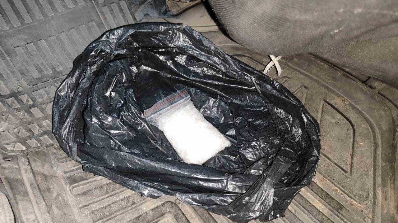 Durdurulan otomobilde uyuşturucu madde ele geçirildi