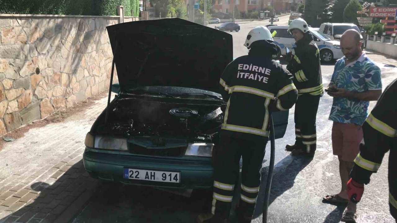 Edirne’de alev alan otomobili itfaiye ekipleri söndürdü