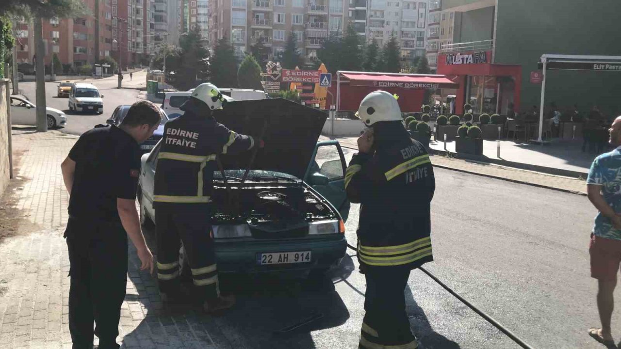 Edirne’de alev alan otomobili itfaiye ekipleri söndürdü