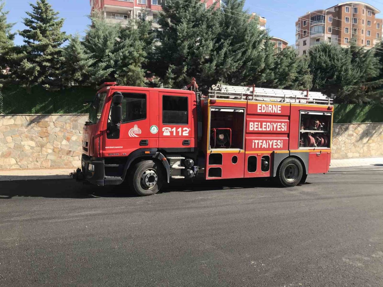 Edirne’de alev alan otomobili itfaiye ekipleri söndürdü