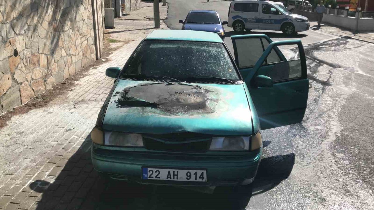 Edirne’de alev alan otomobili itfaiye ekipleri söndürdü