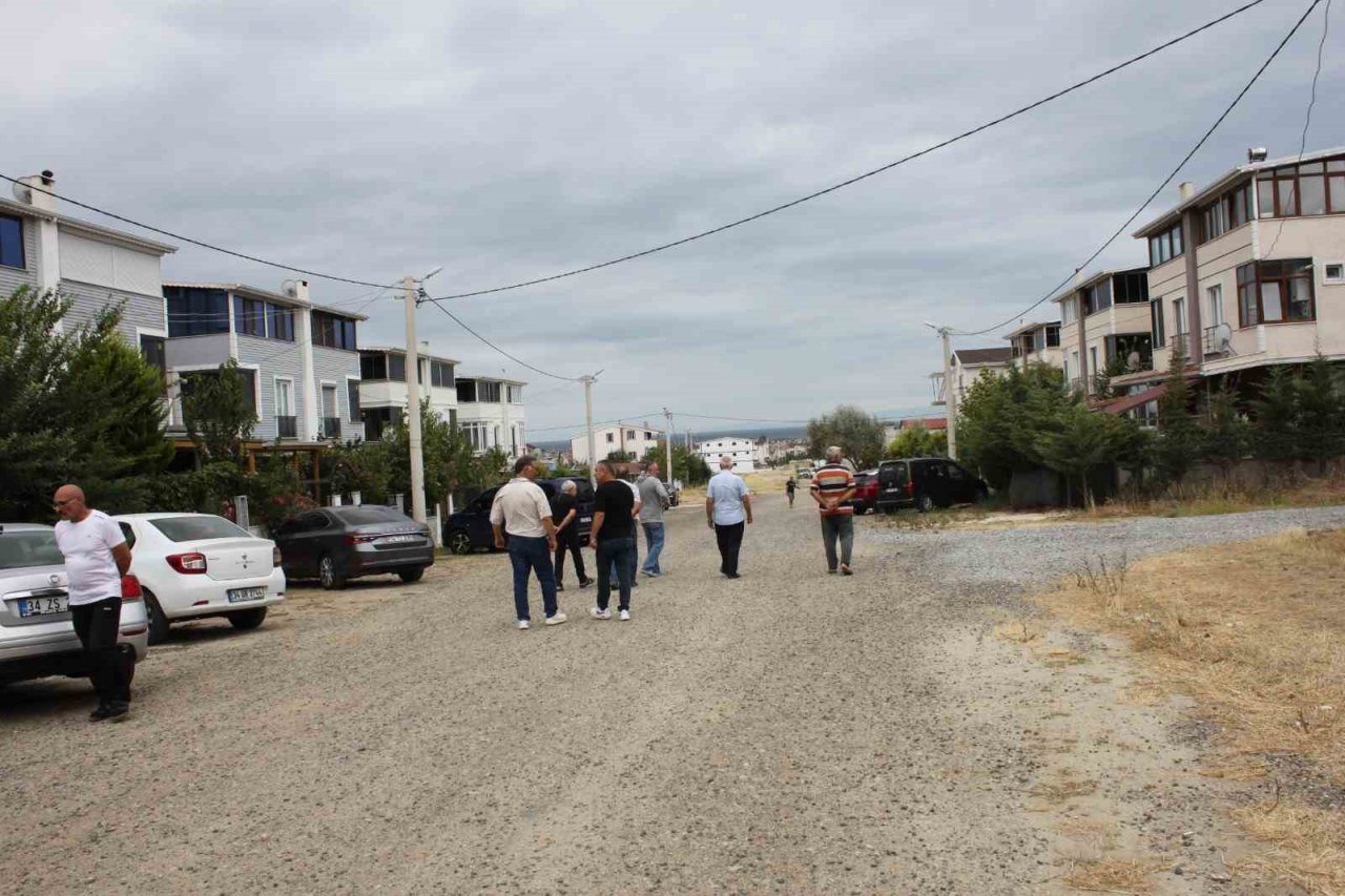 Elektrik var, su var, doğal gaz var ama yol yok