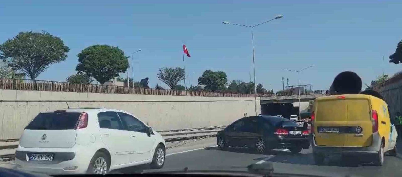 Eskişehir’de 3 aracın karıştığı zincirleme kaza meydan geldi