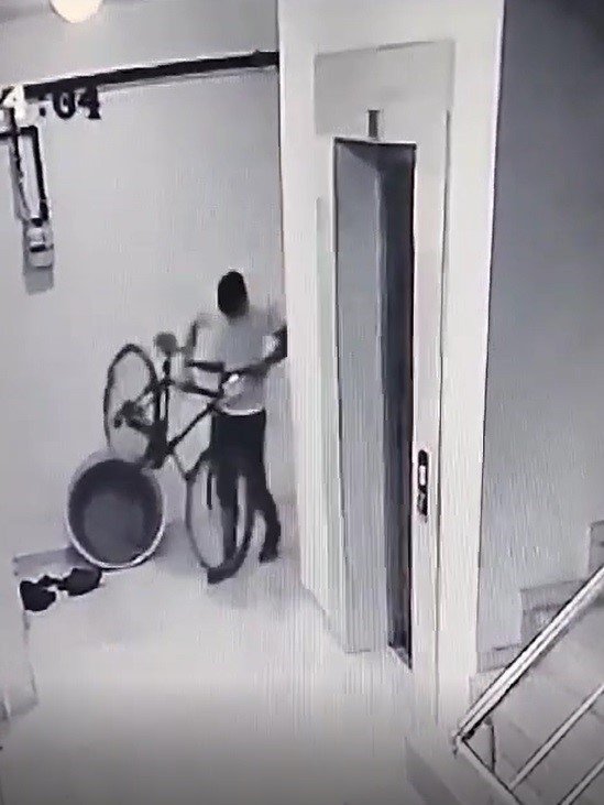 Pişkin bisiklet hırsızı kameraya yakalandı