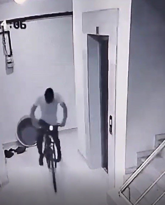 Pişkin bisiklet hırsızı kameraya yakalandı