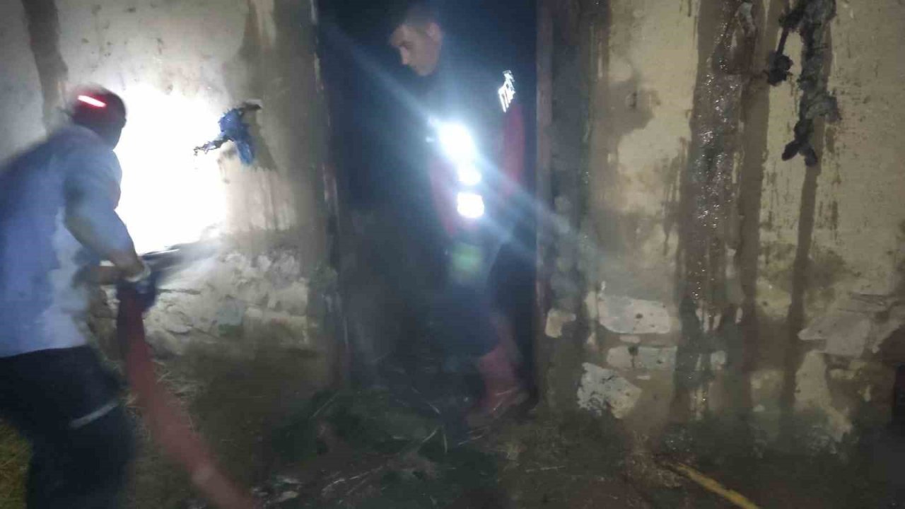 Yüksekova’da ahır yangını