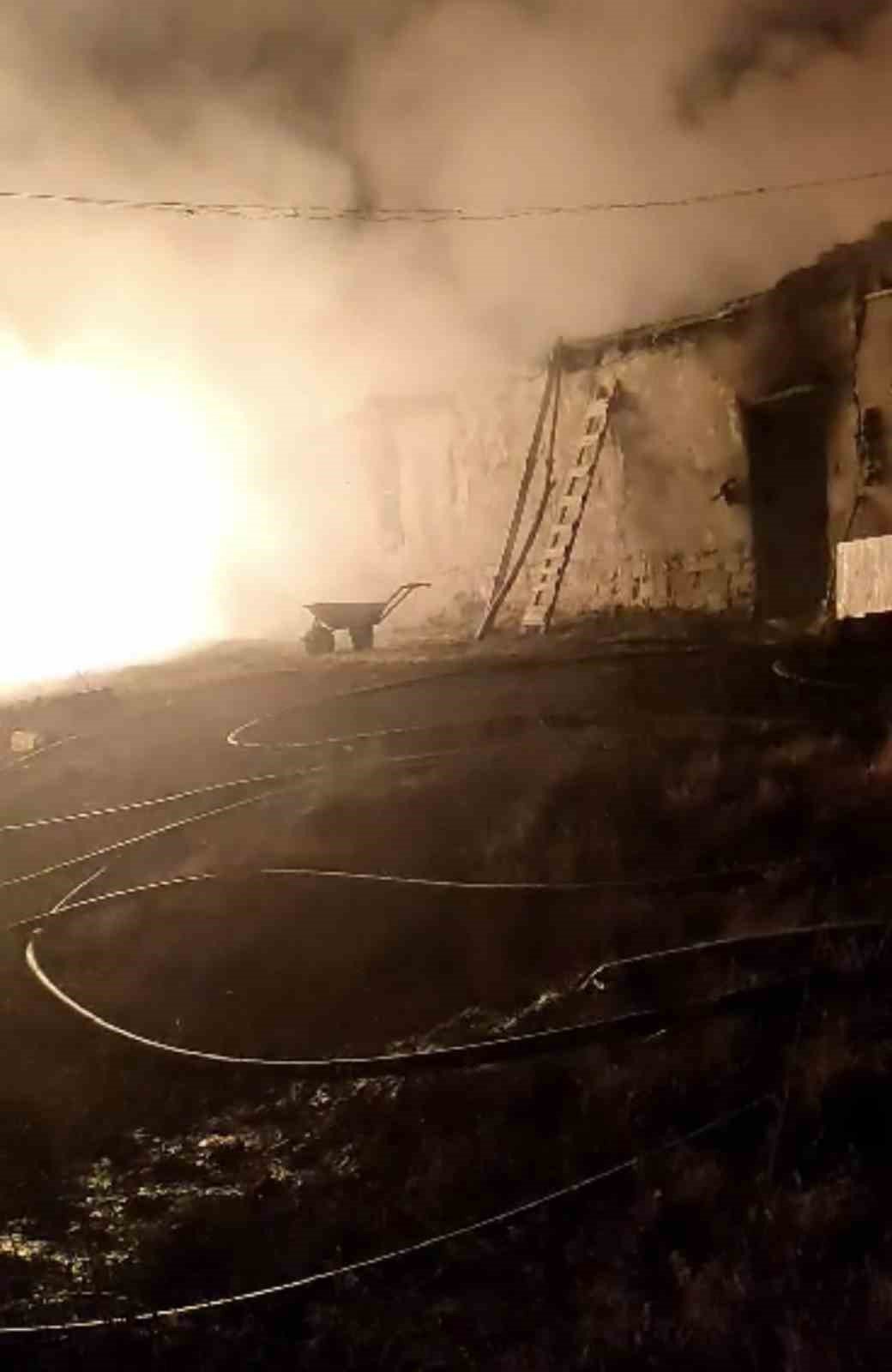 Yüksekova’da ahır yangını