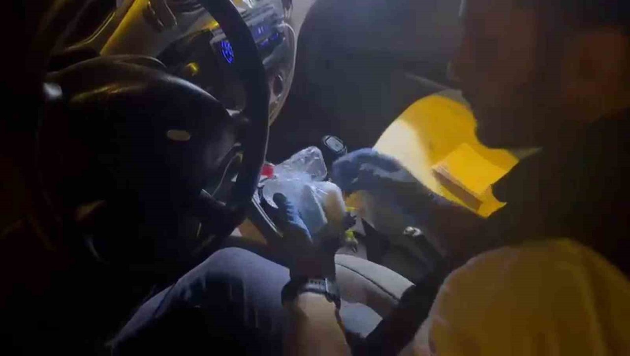 Hassas burun tespit etti, vitesi kutusundan uyuşturucu çıktı