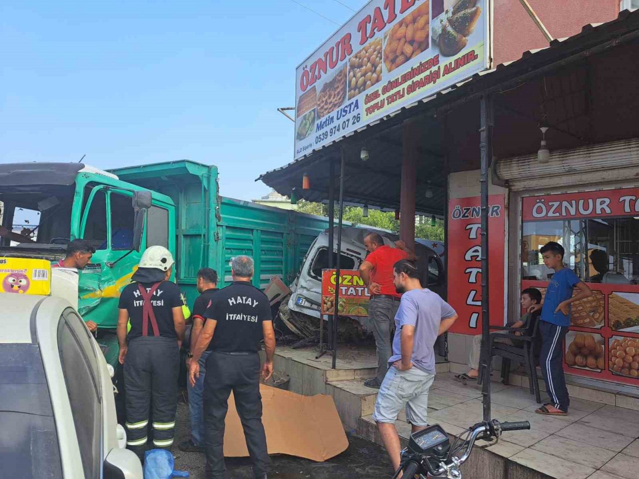 Kamyon ortalığı savaş alanına çevirdi: 2 yaralı