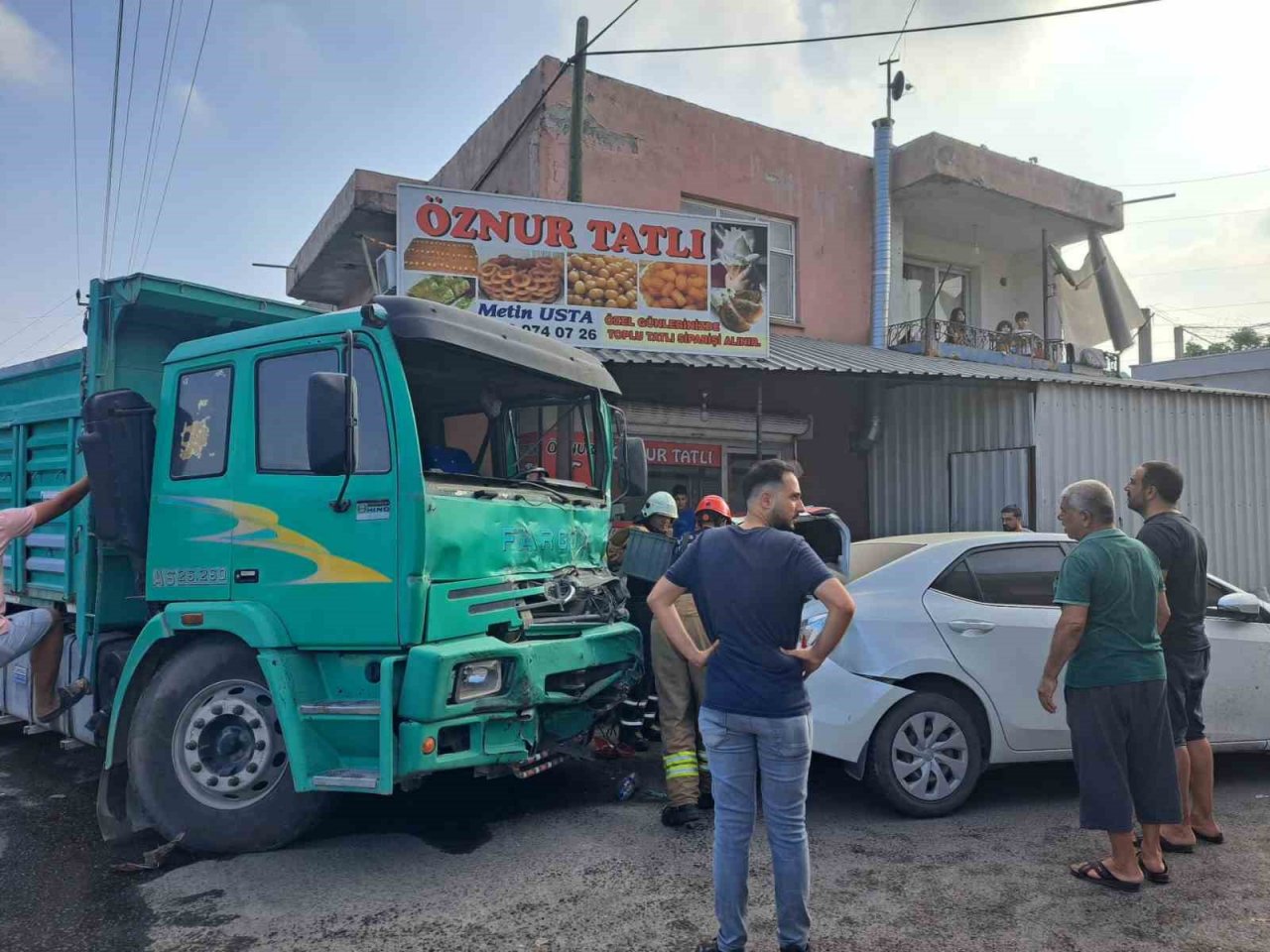 Kamyon ortalığı savaş alanına çevirdi: 2 yaralı