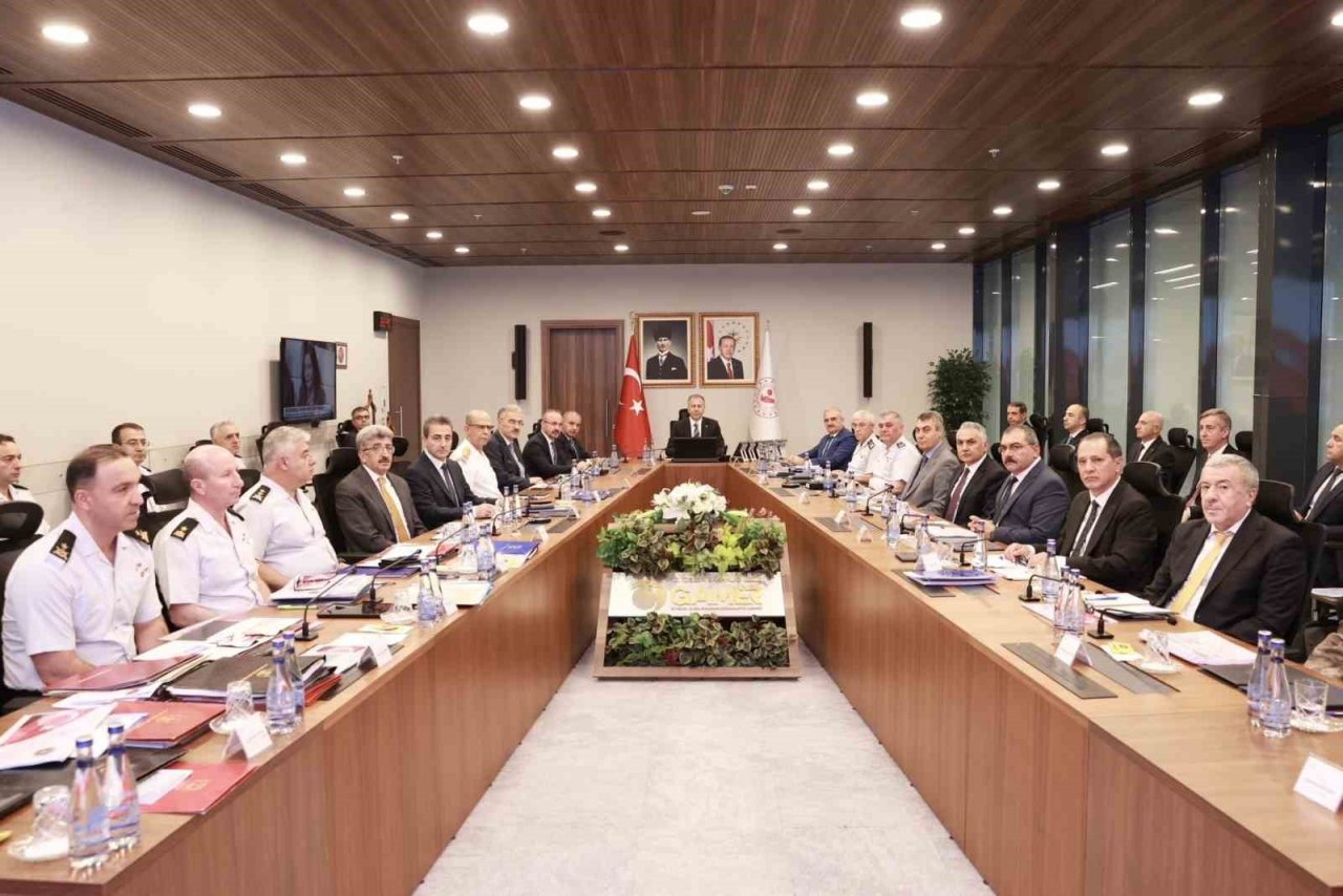 Bakan Yerlikaya: “Vatandaşlarımızın huzur ve güvenliği için suçluların nefesini kesmekte kararlıyız”