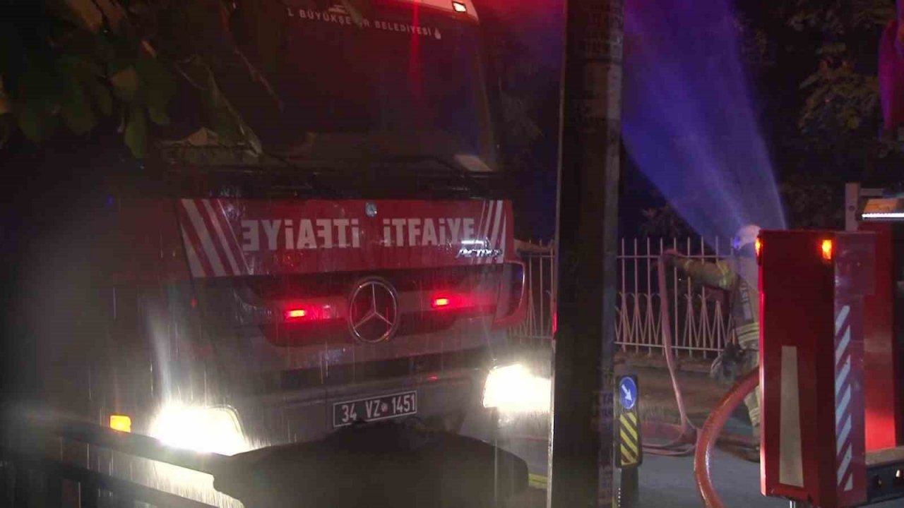 Kadıköy’de yangında can pazarı: Korkuluklardan düşen kadın öldü, eşi yaralandı