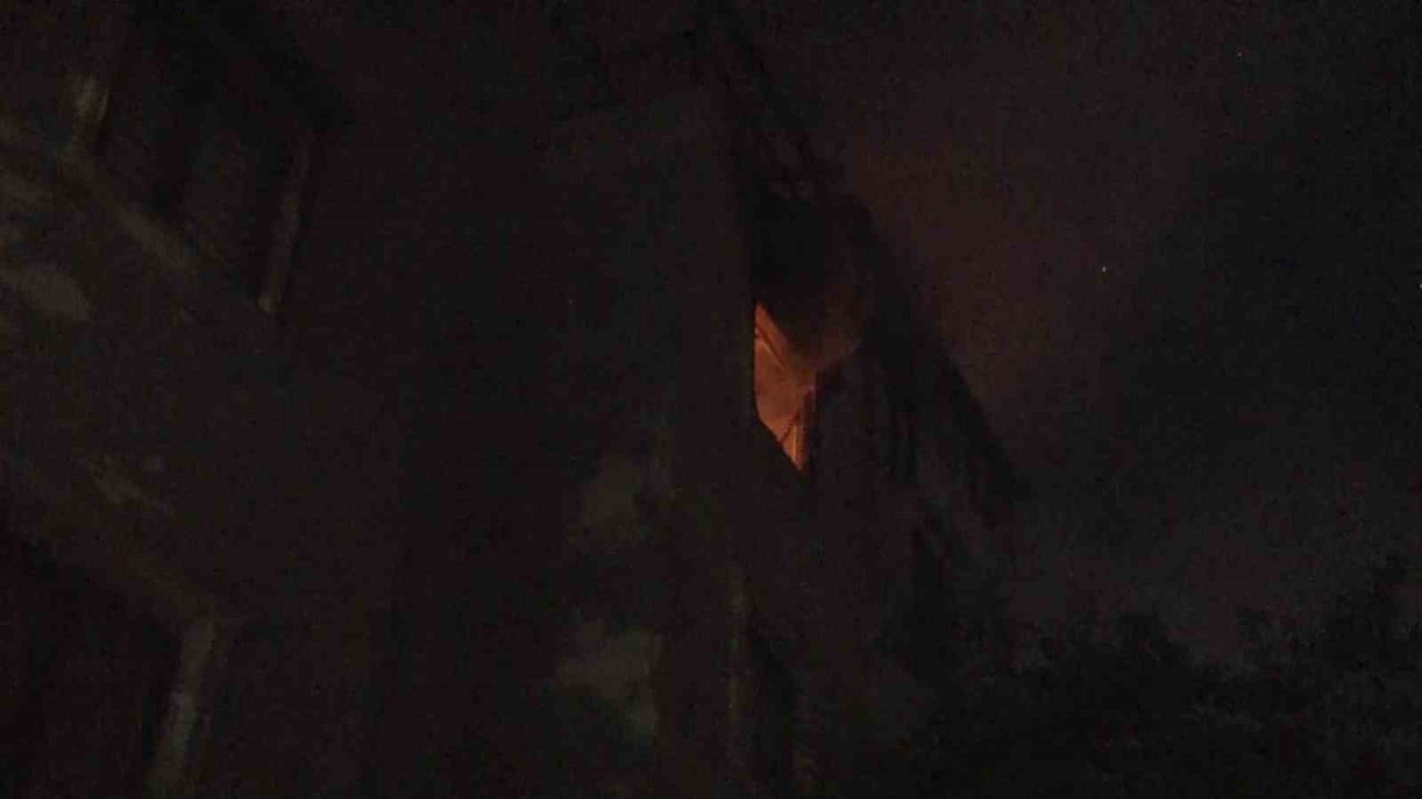 Kadıköy’de yangında can pazarı: Korkuluklardan düşen kadın öldü, eşi yaralandı