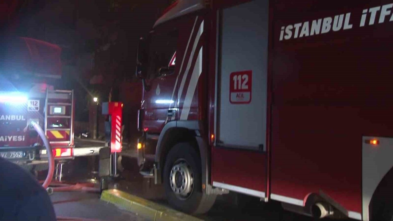 Kadıköy’de yangında can pazarı: Korkuluklardan düşen kadın öldü, eşi yaralandı