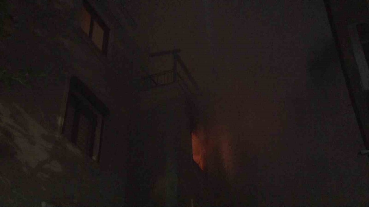 Kadıköy’de yangında can pazarı: Korkuluklardan düşen kadın öldü, eşi yaralandı