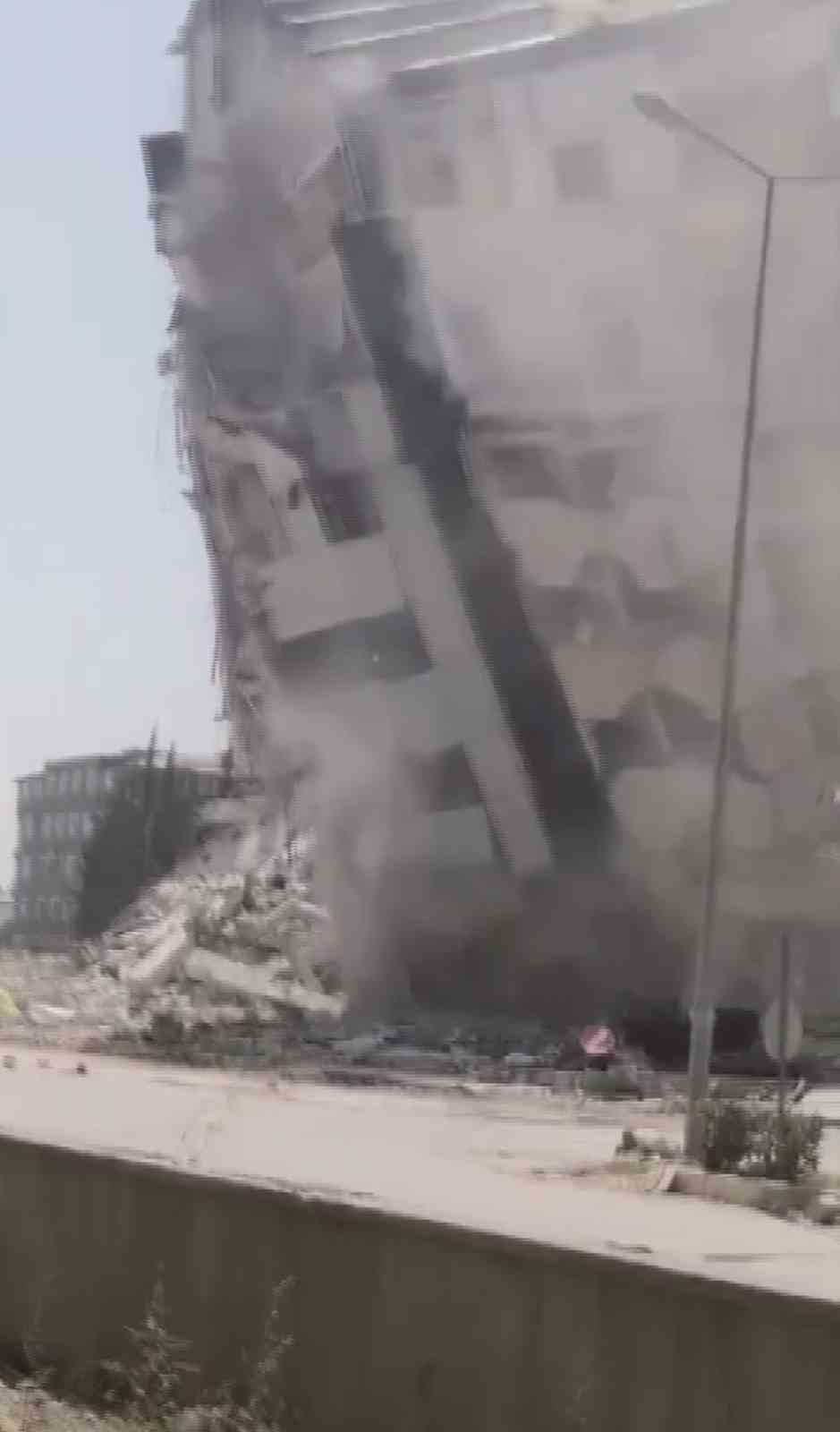 8 katlı hastane ikinci denemede yerle bir oldu, o anlar kamerada