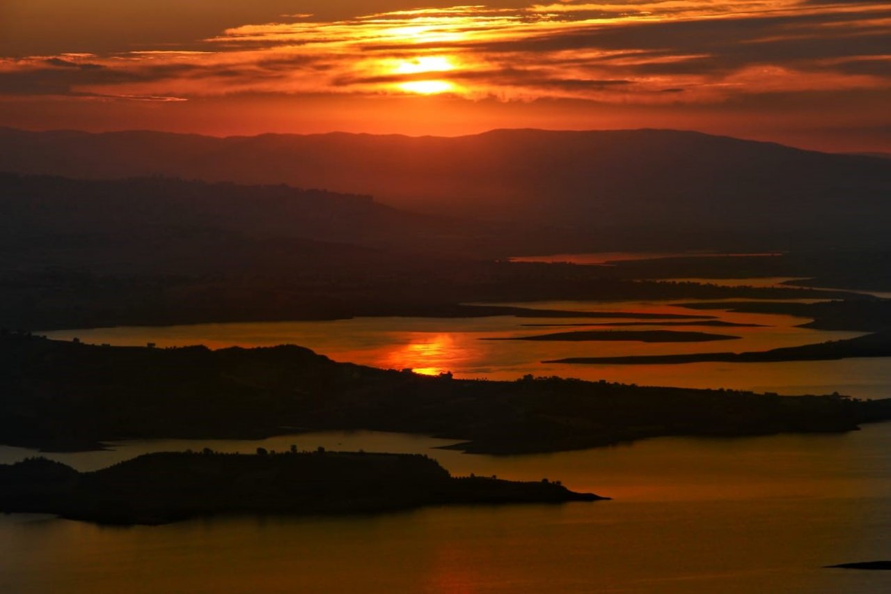 Sır Barajında gün batımı görsel şölen sunuyor