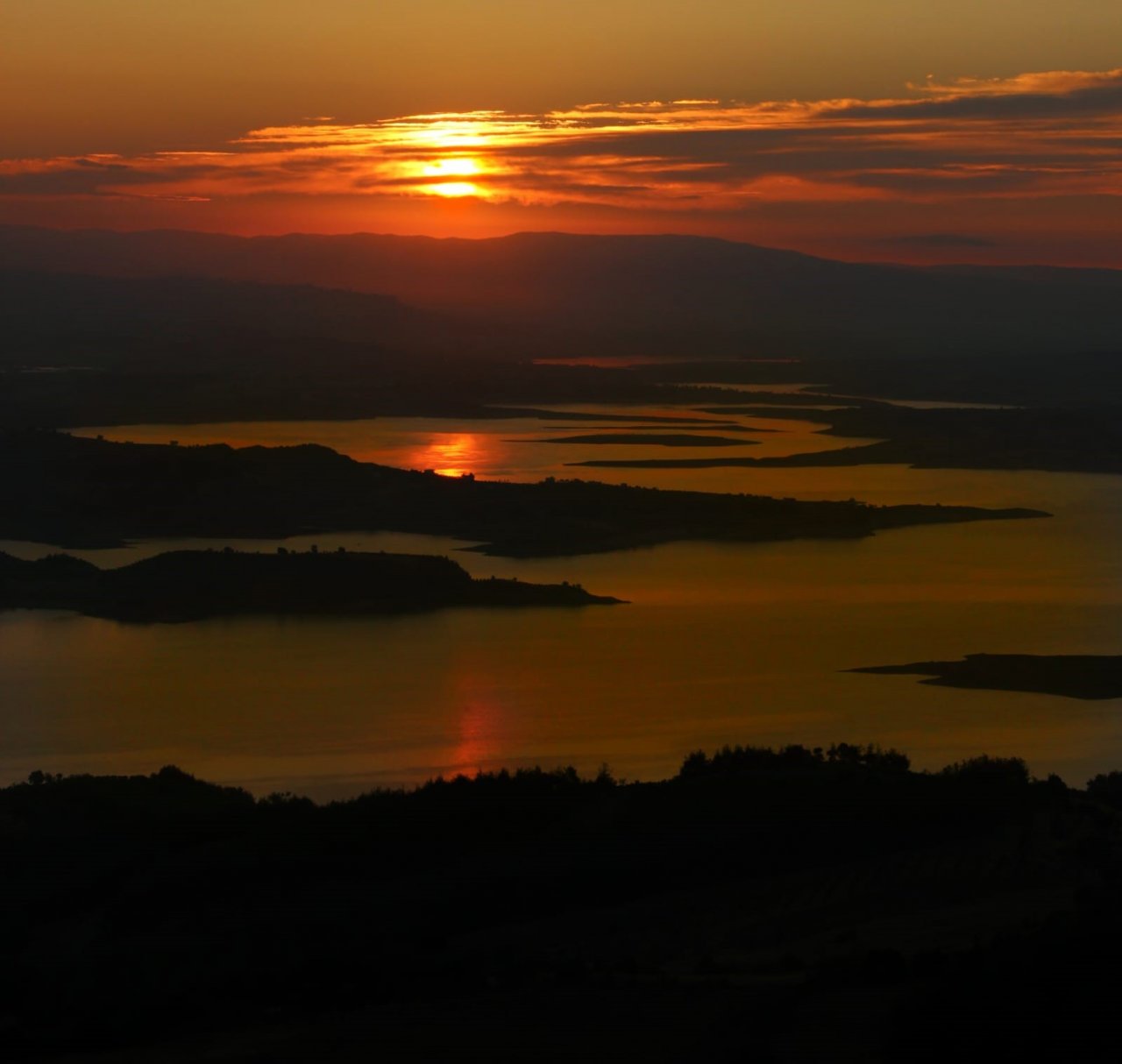 Sır Barajında gün batımı görsel şölen sunuyor