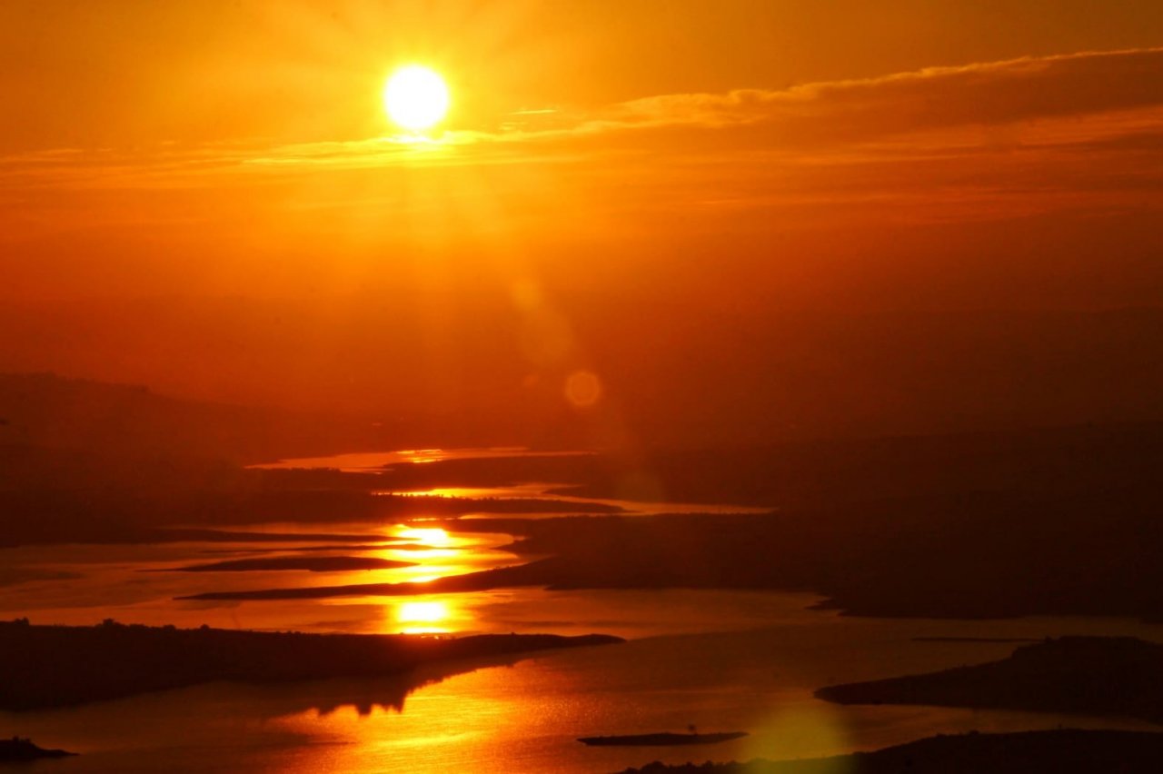 Sır Barajında gün batımı görsel şölen sunuyor