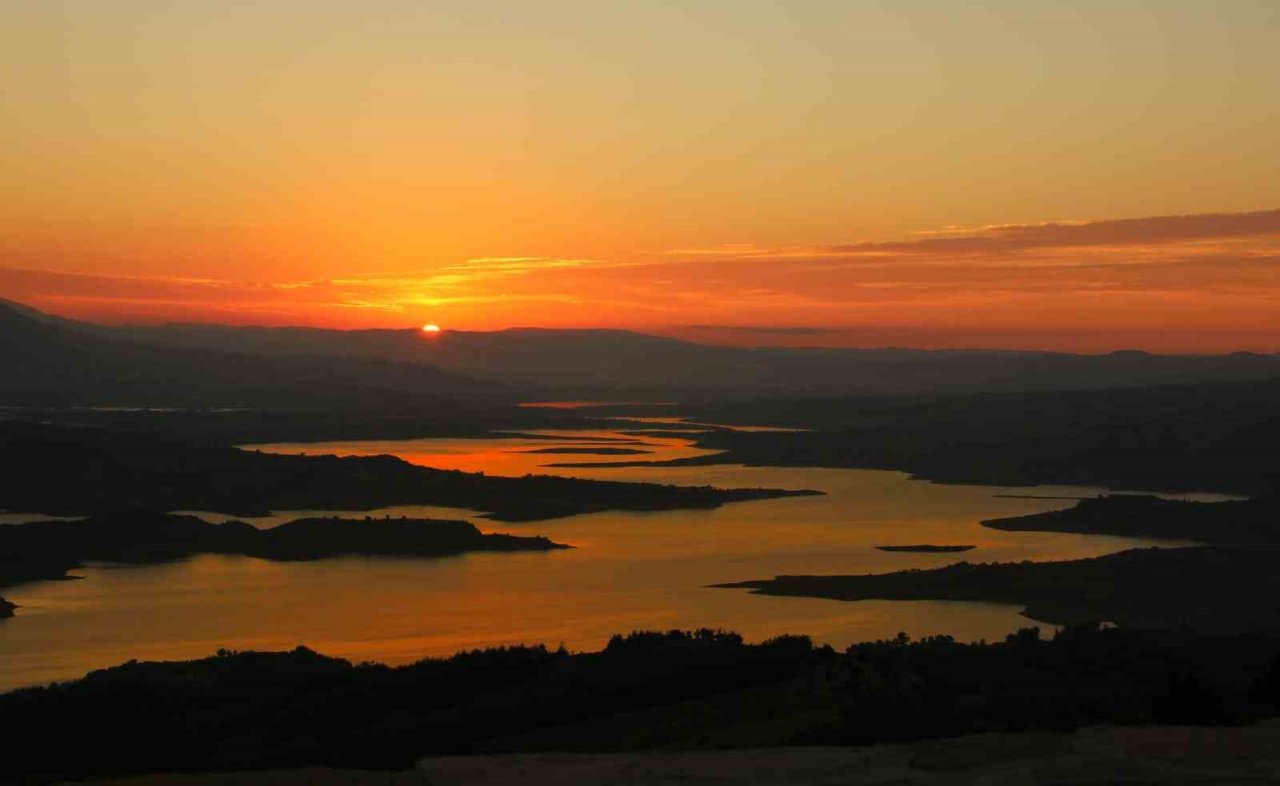 Sır Barajında gün batımı görsel şölen sunuyor