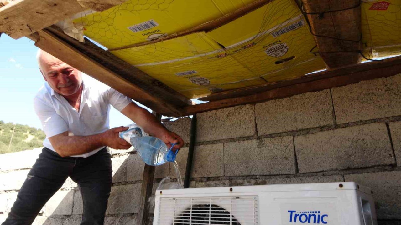 Sıcaktan arızalanan klima motoruna gölgelik yaptı