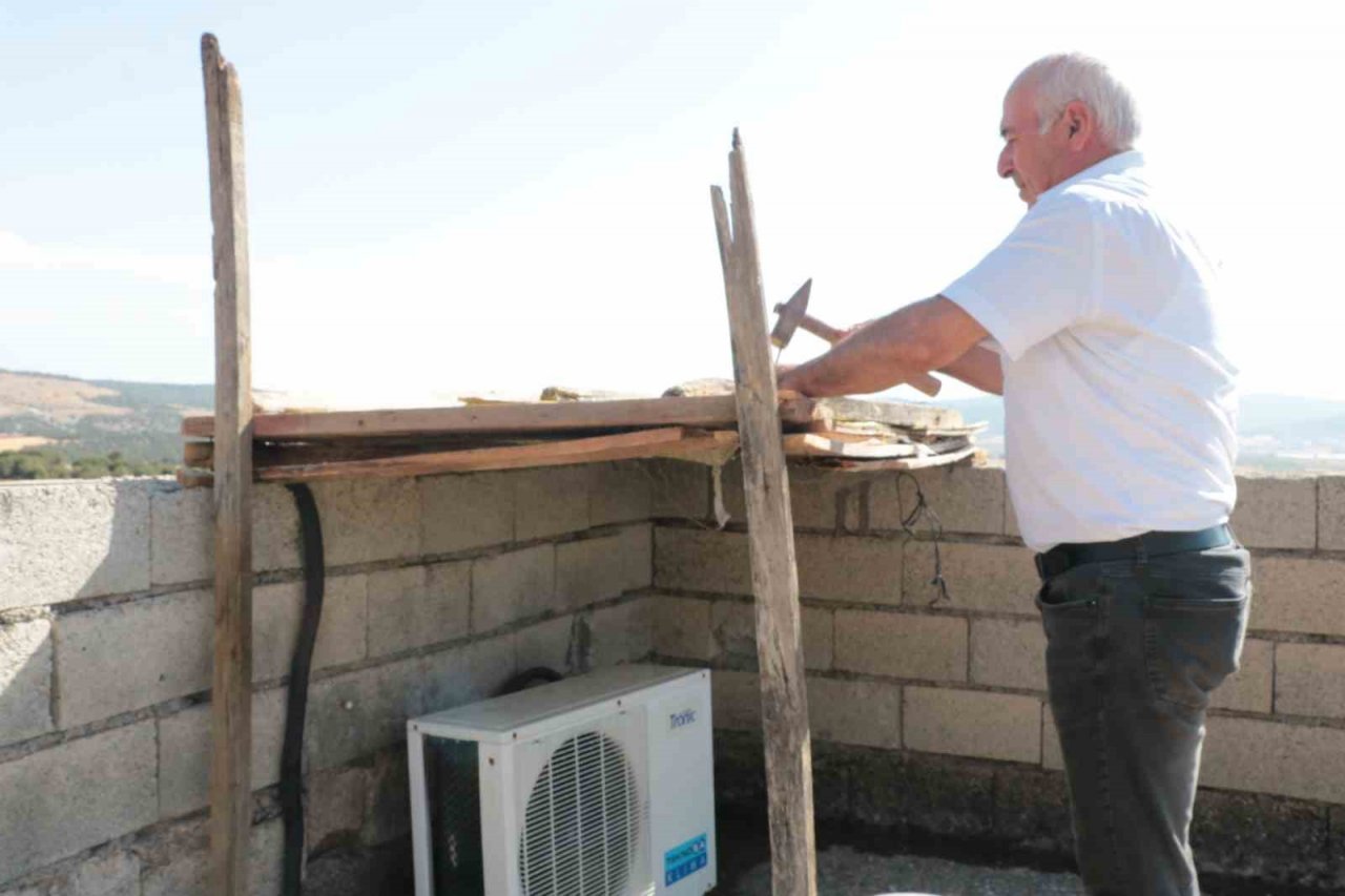 Sıcaktan arızalanan klima motoruna gölgelik yaptı