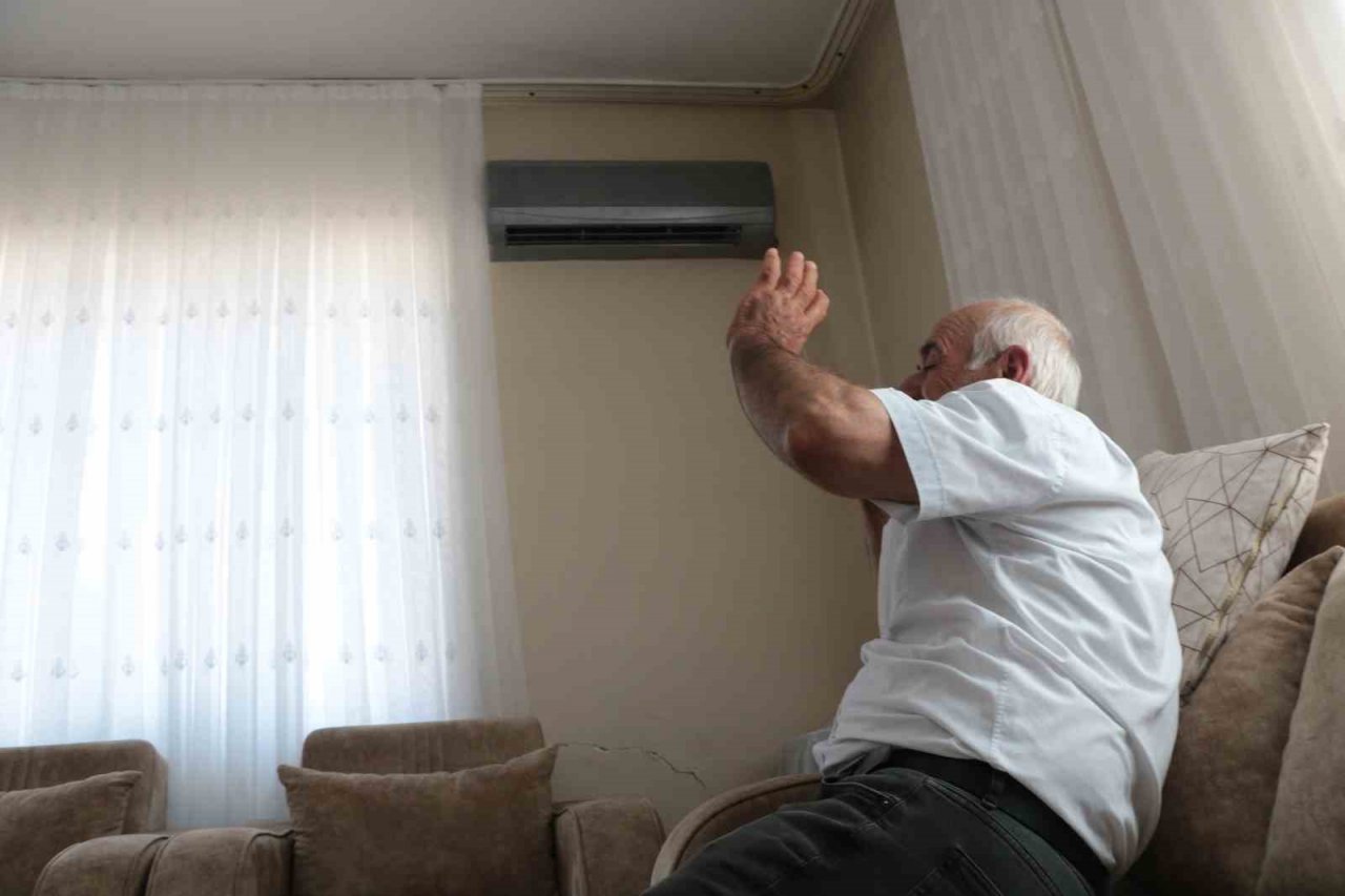 Sıcaktan arızalanan klima motoruna gölgelik yaptı