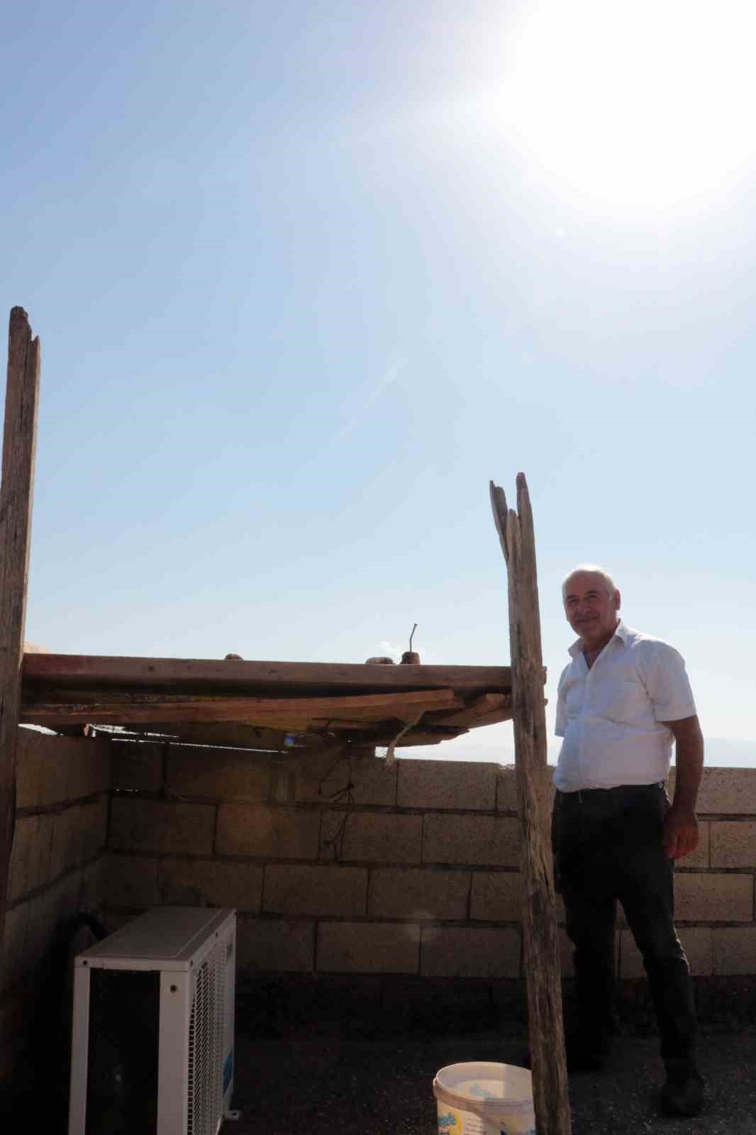 Sıcaktan arızalanan klima motoruna gölgelik yaptı