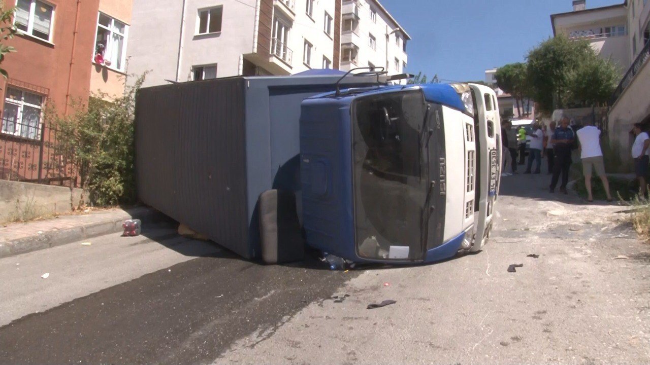 Kartal’da freni boşalan kamyonet yan attı: 2 yaralı