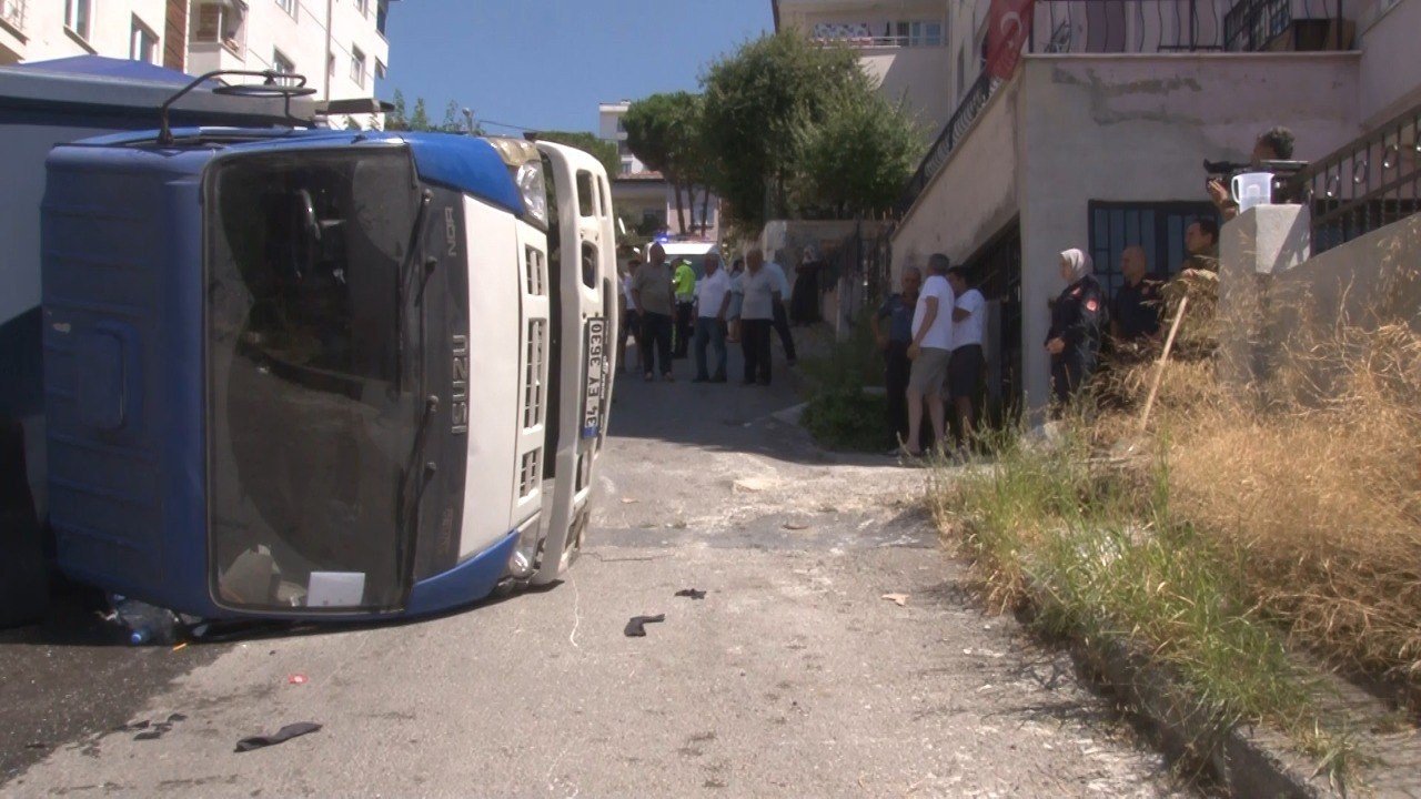 Kartal’da freni boşalan kamyonet yan attı: 2 yaralı