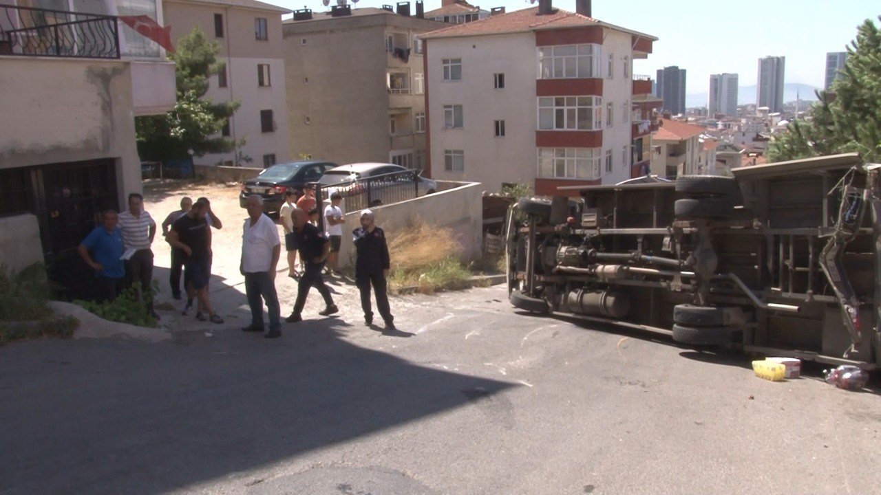 Kartal’da freni boşalan kamyonet yan attı: 2 yaralı