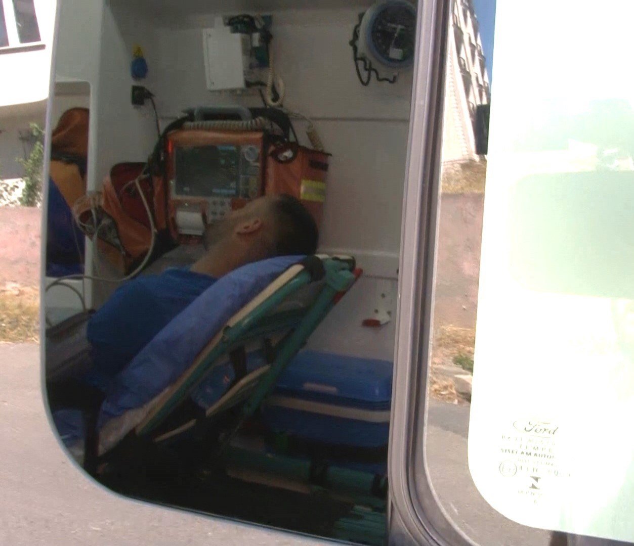 Kartal’da freni boşalan kamyonet yan attı: 2 yaralı