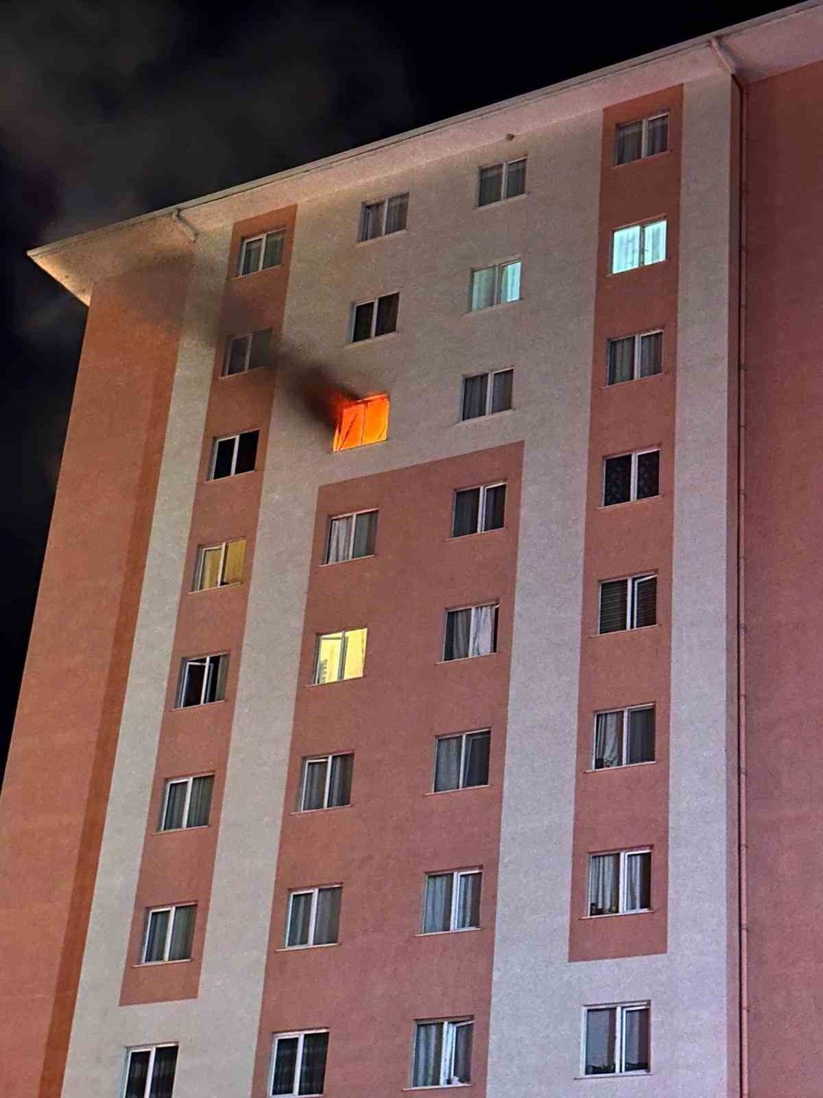 Prizde unutulan ütü evi yaktı