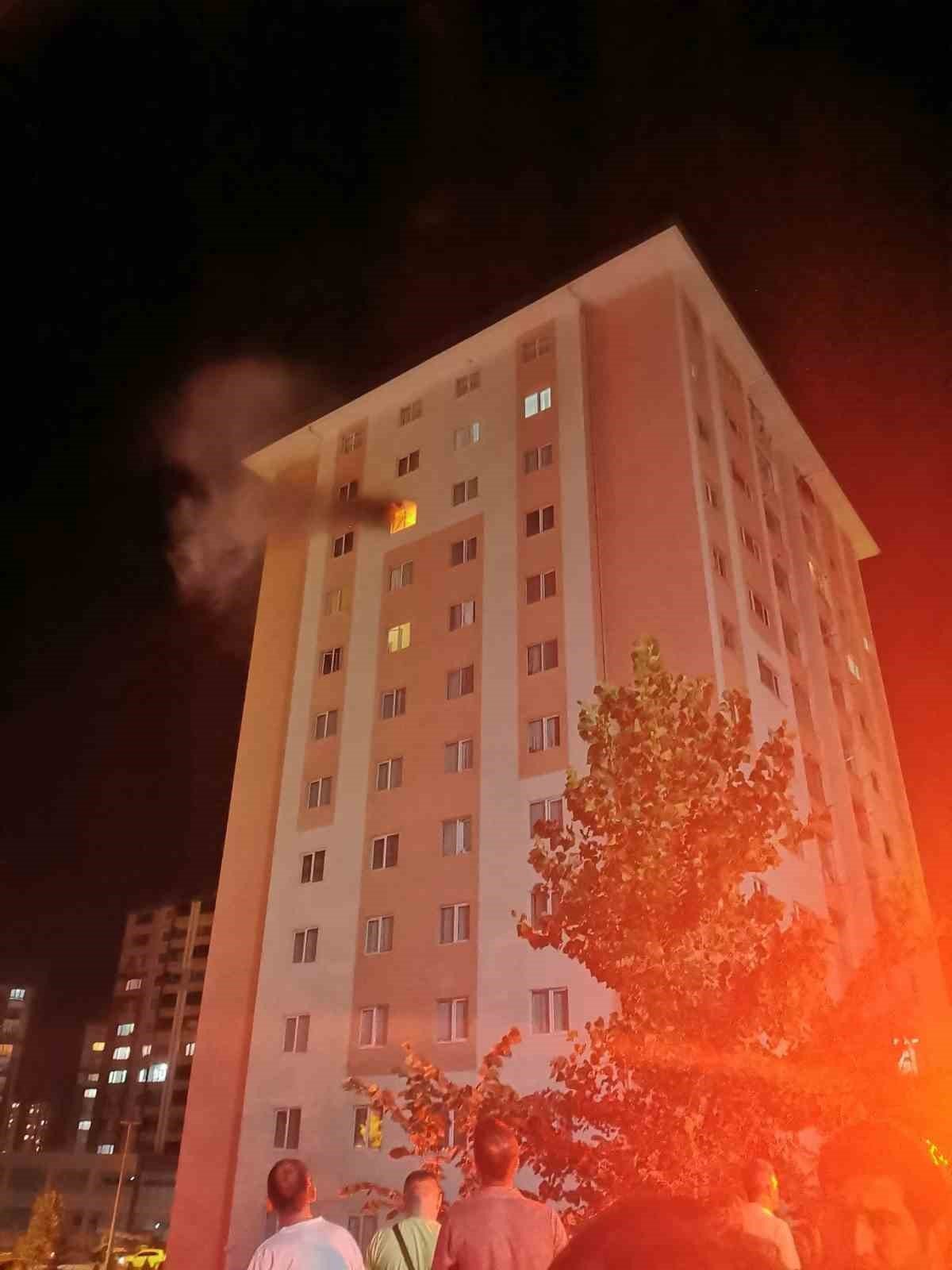 Prizde unutulan ütü evi yaktı