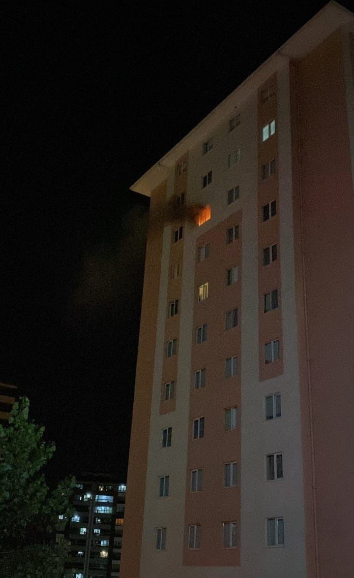 Prizde unutulan ütü evi yaktı