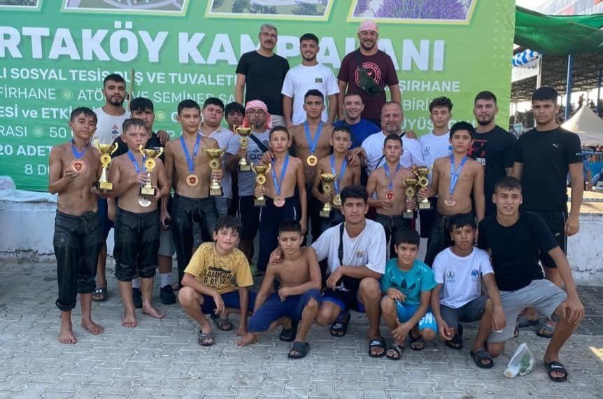 Pamukkaleli pehlivanlar Manisa’dan 8 madalya kaptı