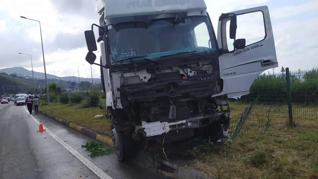 Kırmızı ışık ihlali yapan tır sürücüsü kazaya neden oldu: 2 ölü