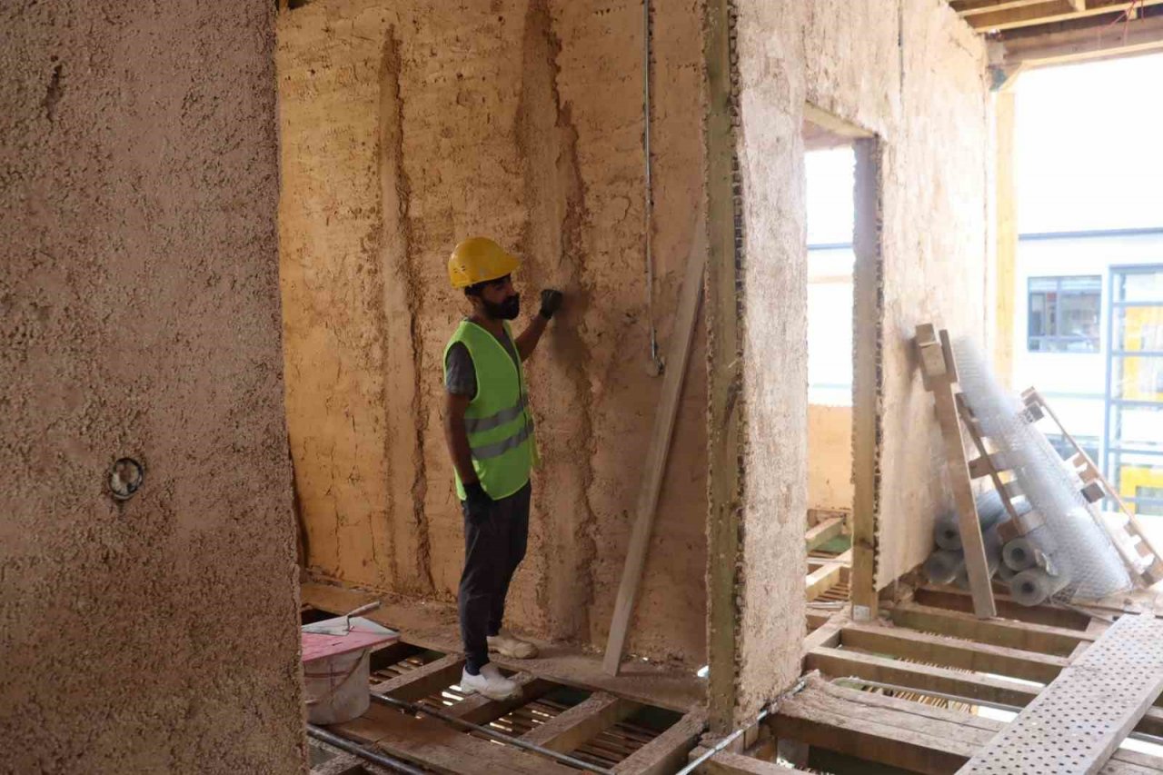 Zamana yenik düşen tarihi konağın rekonstrüksiyon işlemleri sürüyor