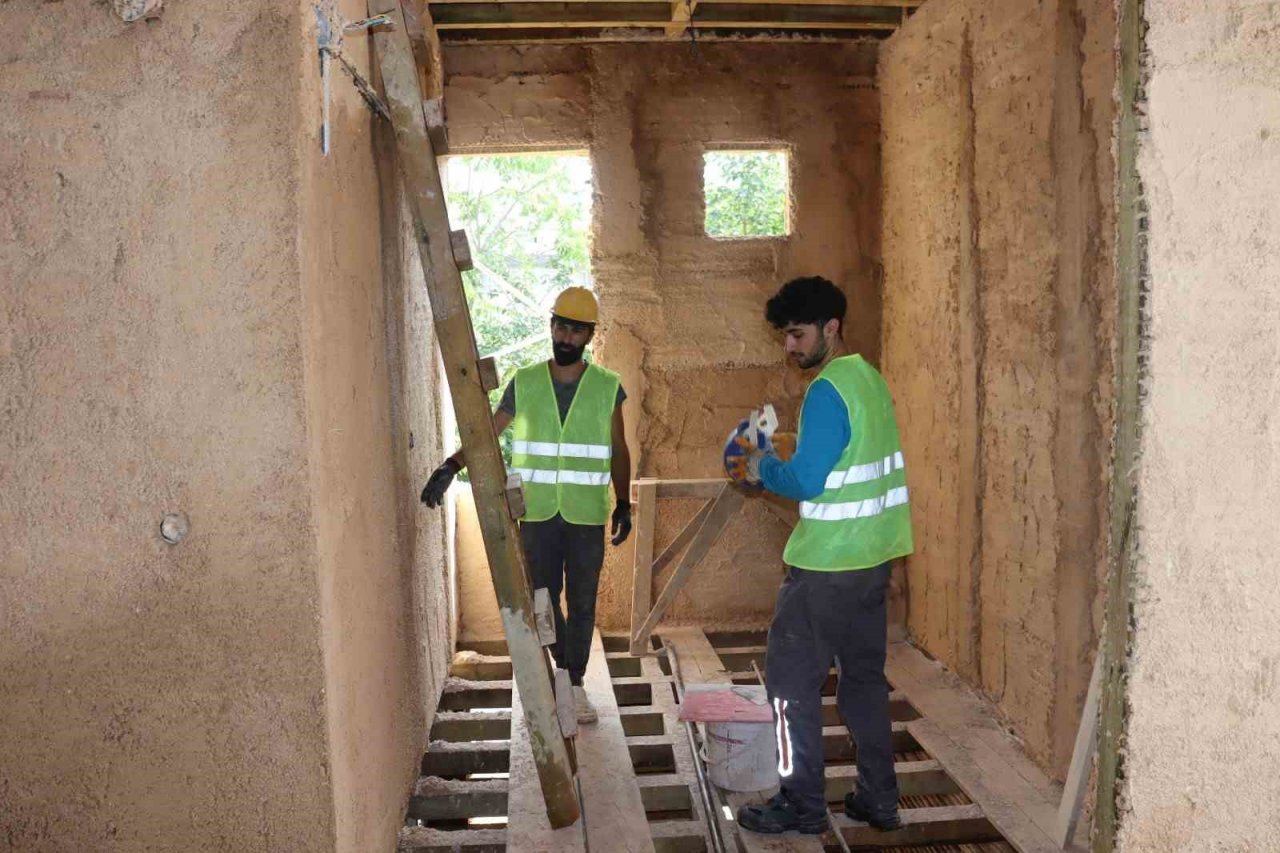 Zamana yenik düşen tarihi konağın rekonstrüksiyon işlemleri sürüyor