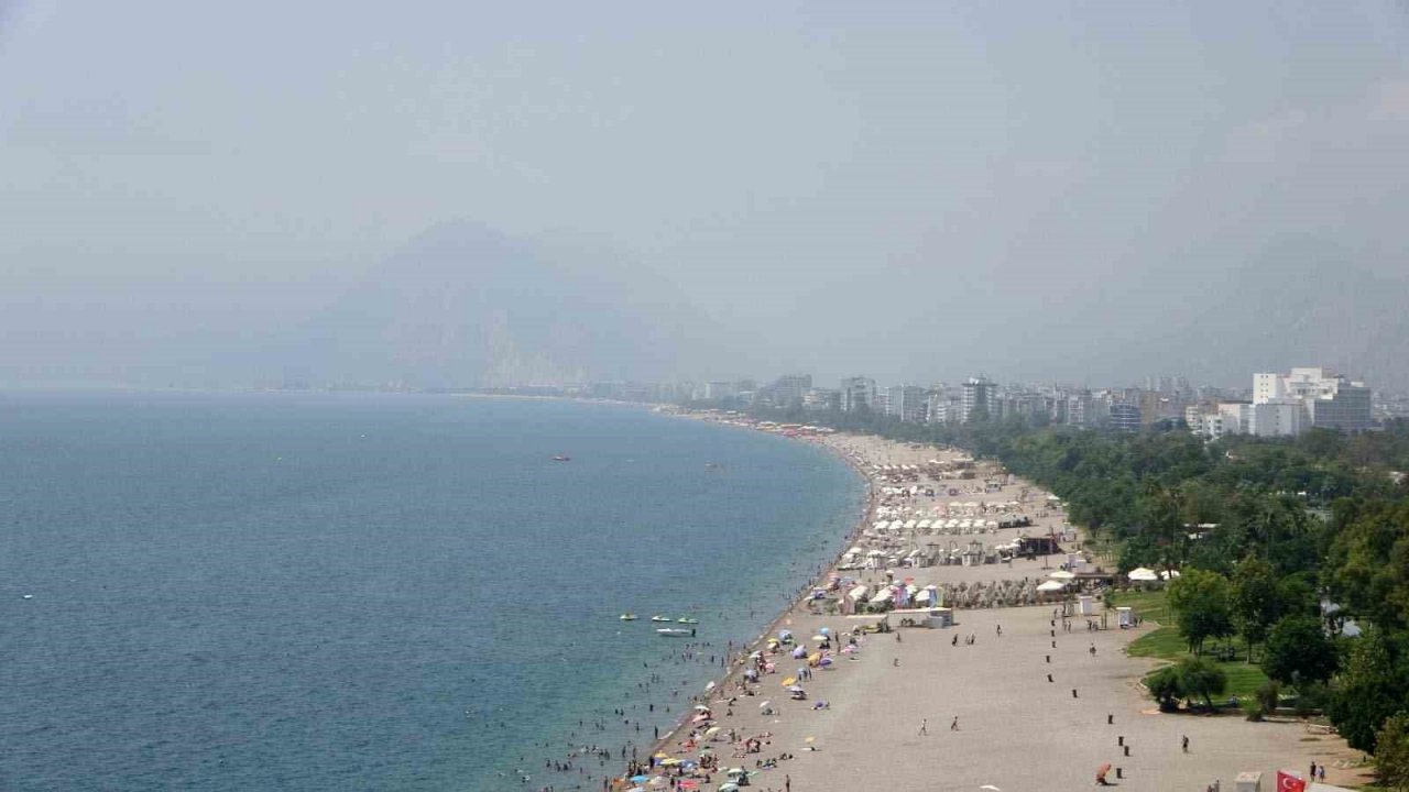 Antalya’da sıcak ve nemli havada bunalan çocuklar soluğu süs havuzunda aldı