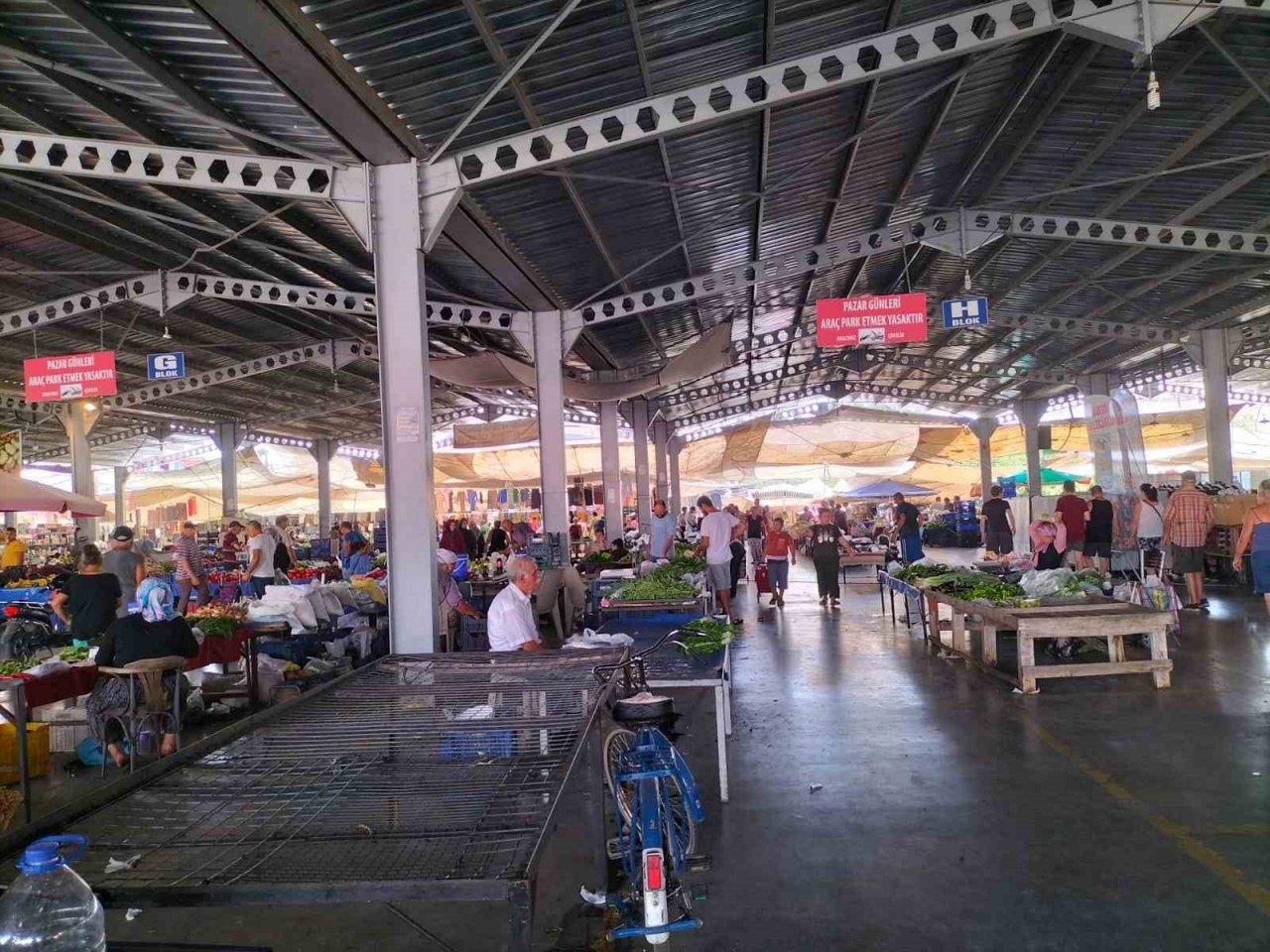 Sıcaklardan semt pazarı da etkilendi, pazar tezgahları boş kaldı