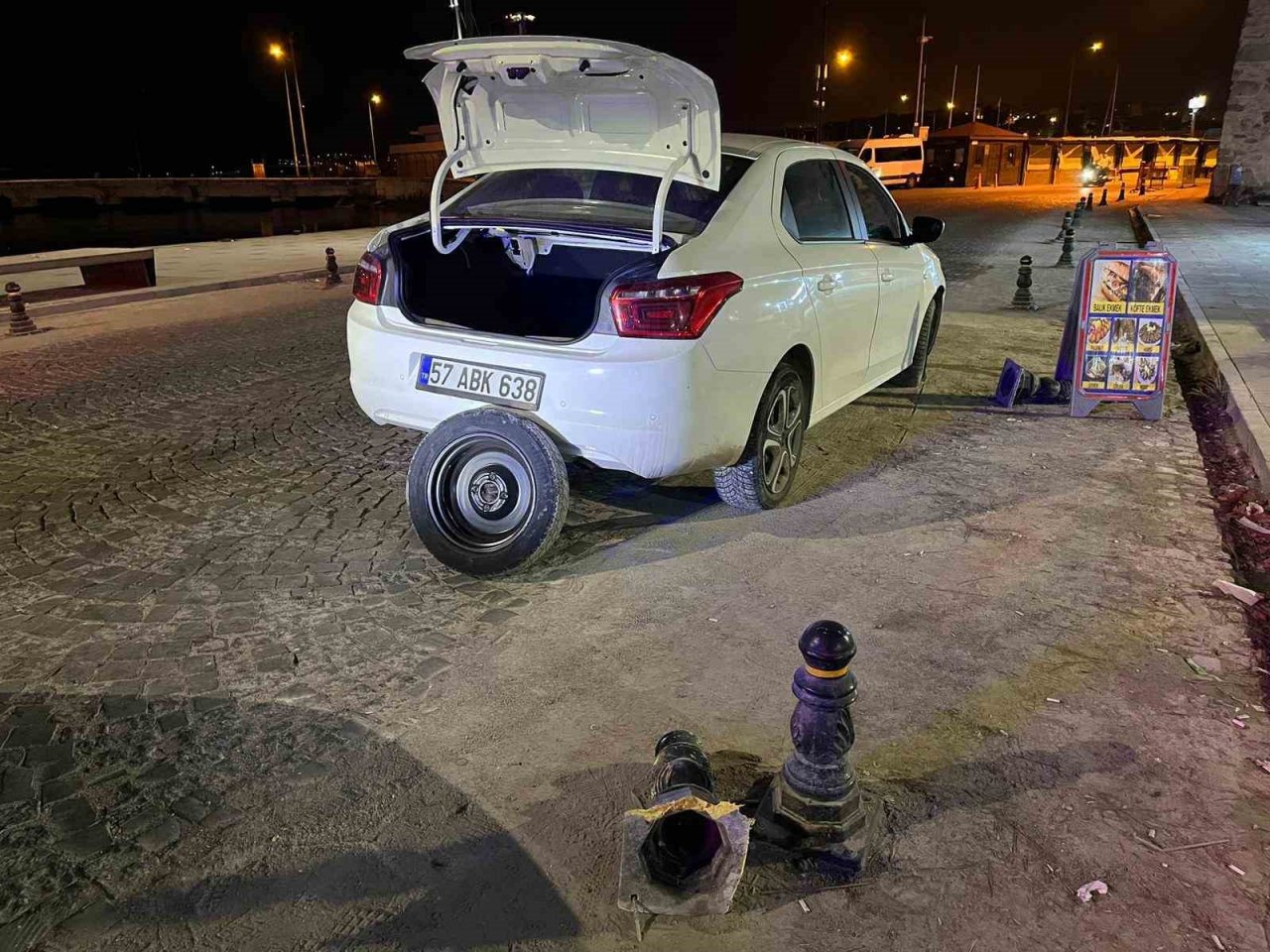 Lastiği patlayan otomobil dubalara çarptı