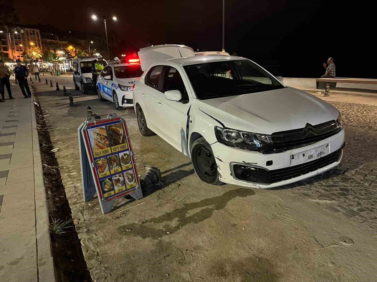 Lastiği patlayan otomobil dubalara çarptı